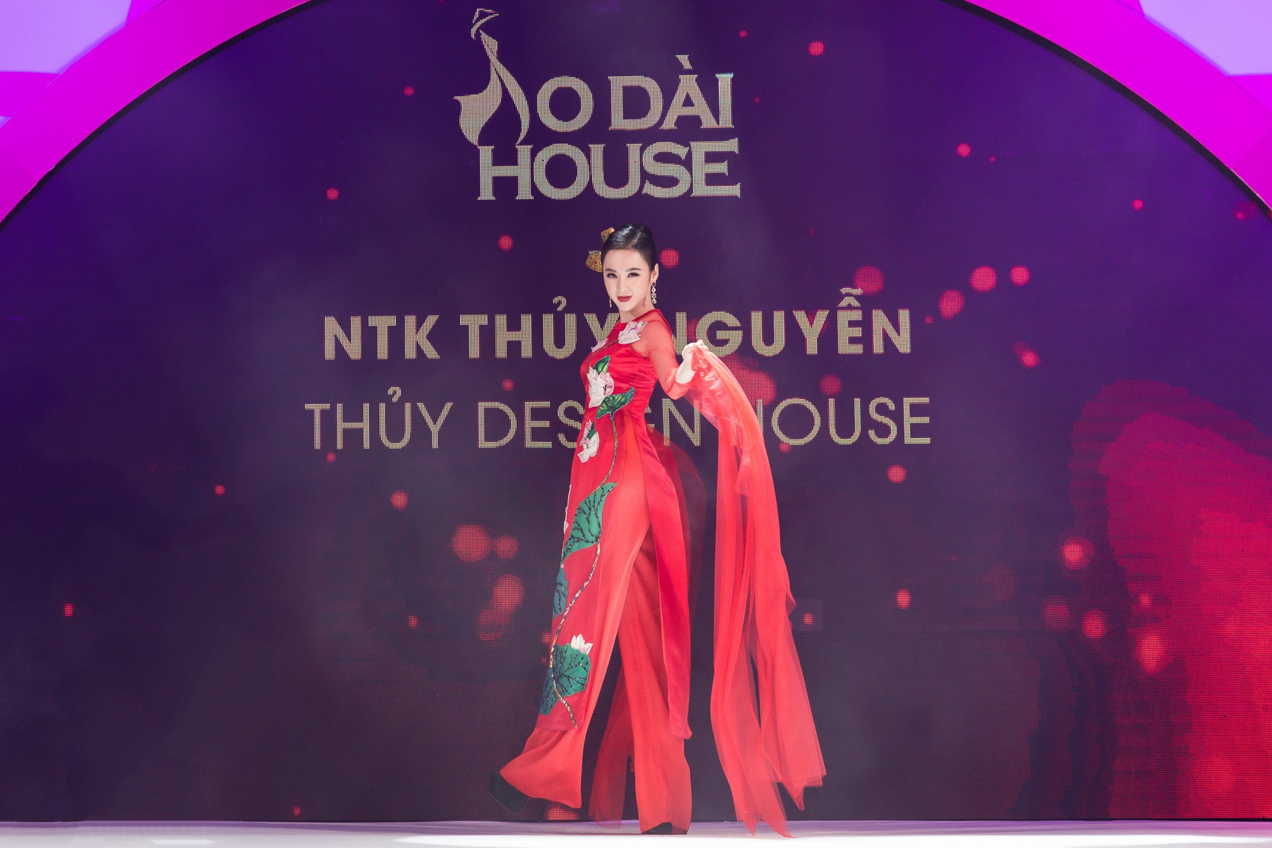 Angela Phương Trinh múa may uyển chuyển với tà áo dài 100 triệu, làm vedette của NTK Thủy Nguyễn